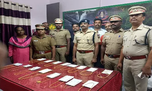 குற்றாலம் அருவிகளில் குளிக்கும் பெண்களிடம் நகை பறித்தவர் கைது-64 பவுன் தங்க நகைகள் மீட்பு