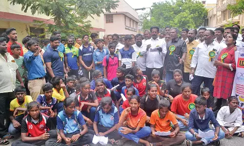 நலவாரியம் அமைக்க கோரி விளையாட்டு வீரர்கள் ஊர்வலம்- ஆர்ப்பாட்டம்