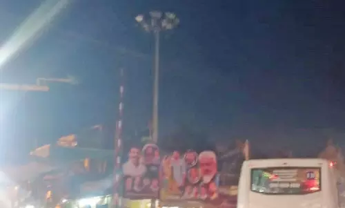 பழுதான உயர் மின் கோபுரம் விளக்கை சிரமைக்க வேண்டும்