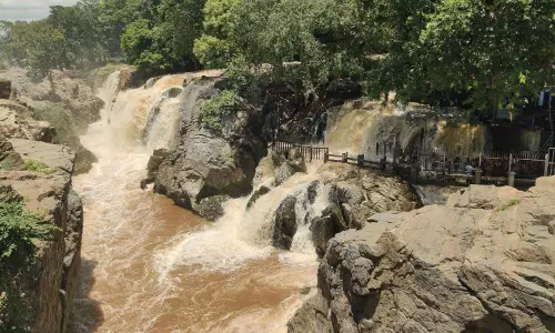 ஒகேனக்கலில் 3-வது நாளாக பரிசல் இயக்க தடை: சுற்றுலா பயணிகளின் வருகை குறைவு