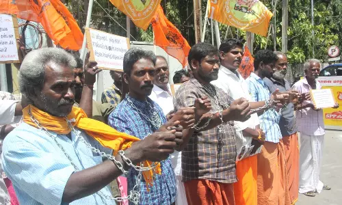 கலெக்டர் அலுவலகத்துக்கு கை விலங்குடன் வந்து மனு