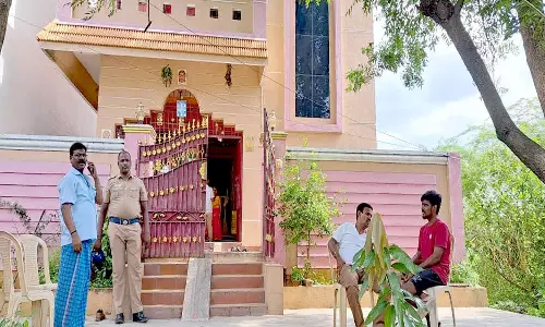 மளிகைகடை உரிமையாளர் வீட்டில் நகை, பணம் திருட்டு