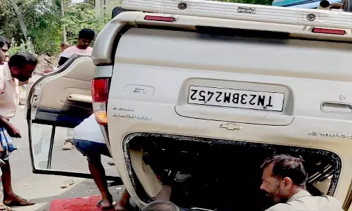 கார் கவிழ்ந்து சிறுவன் உட்பட 7 பேர் படுகாயம்