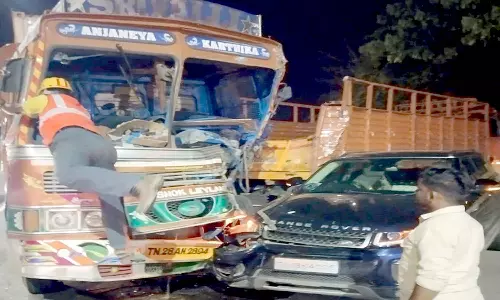 வாணியம்பாடி தேசிய நெடுஞ்சாலையில் 3 வாகனங்கள் அடுத்தடுத்து மோதல்