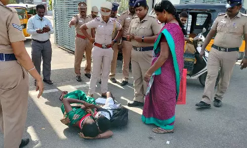 சேலம் கலெக்டர் அலுவலகத்தில் அ.தி.மு.க பெண் கவுன்சிலர் குழந்தைகளுடன் தரையில் படுத்து தர்ணா