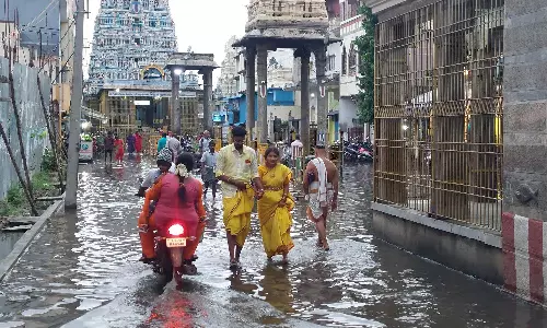 வீரராகவர் கோவில் முன்பு குளம்போல் தேங்கிய தண்ணீர்- கழிவுநீரும் கலந்ததால் பக்தர்கள் அவதி