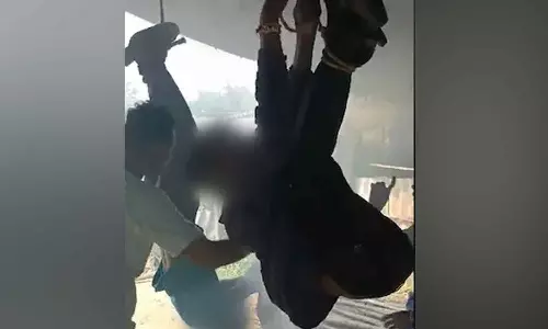 ஆடு திருடியதாக சந்தேகம்: வாலிபர்களை தலைகீழாக தொங்கவிட்டு அடியில் தீ வைப்பு