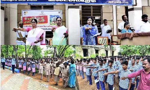 எங்கள் பள்ளி மிளிரும் பள்ளி திட்டம்: தூய்மை விழிப்புணர்வு உறுதிமொழி ஏற்றுக் கொண்ட மாணவர்கள்