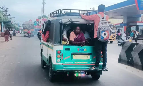 திண்டுக்கல்லில் ஷேர் ஆட்டோக்களில் ஆபத்தான முறையில் பயணிக்கும் மாணவர்கள்