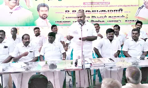 சத்துணவு திட்ட பெயர் பலகை அகற்றுவதால் எம்.ஜி.ஆரின் புகழை அழித்து விட முடியாது