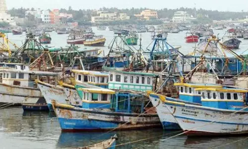 ராமேசுவரம் மீனவர்கள் 2-வது நாளாக கடலுக்கு செல்ல தடை: தினமும் ரூ.11 கோடி வர்த்தகம் பாதிப்பு