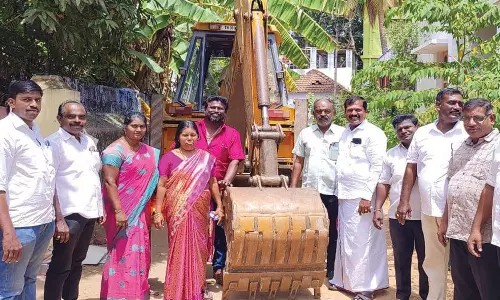 கொட்டாரத்தில் ரூ.7 லட்சம் செலவில் அலங்கார தரை ஓடுகள் பதிக்கும் பணி