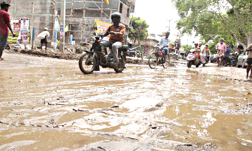 சேறும் சகதியுமாக மாறியதால் வாகன ஓட்டிகள் கடும் அவதி