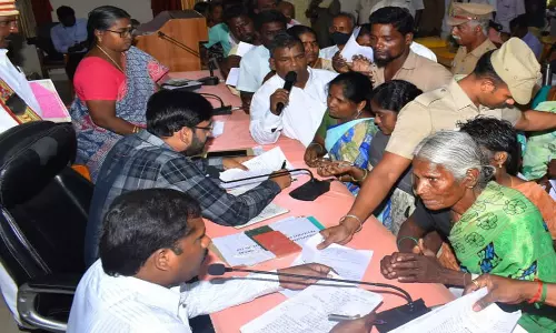 கடலூர் கலெக்டர் அலுவலகத்தில் நடந்த குறைதீர்வு கூட்டத்தில் பெறப்பட்ட மனுக்கள் மீது உடனடி நடவடிக்கை