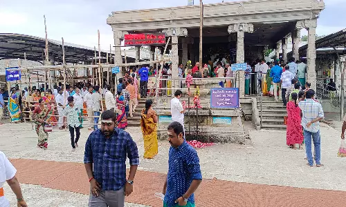 சென்னிமலை முருகன் கோவிலில் ஏராளமான பக்தர்கள் சாமி தரிசனம்