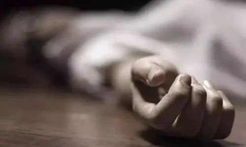 மோட்டார்சைக்கிளில் இருந்து தவறி விழுந்த அங்கன்வாடி பணியாளர் சாவு