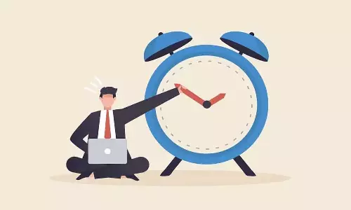 திருப்பூா் எல்.ஆா்.ஜி. அரசு மகளிா் கல்லூரியில் வகுப்பறை செயல்படும் நேரம் மாற்றம்