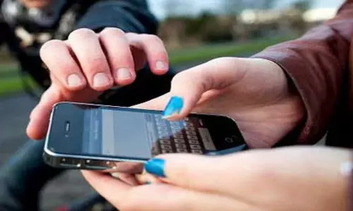 பூதப்பாண்டியில் முன்னாள் கவுன்சிலரிடம் செல்போனை நூதனமாக பறித்த மர்ம நபர்