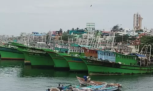 குளச்சலில் பலத்த காற்று வீசுவதால் விசைப்படகு மீனவர்கள் கடலுக்குச் செல்லவில்லை