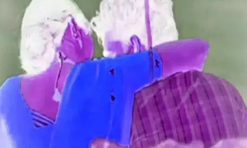 தனிமையில் இருந்த போது சிக்கிய கணவன்-கள்ளக்காதலியை கட்டி இழுத்து சென்ற மனைவி