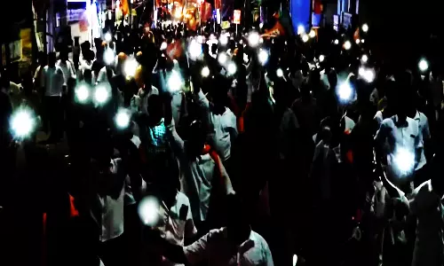 செல்போன் டார்ச் லைட்டில் ஜொலித்த அண்ணாமலை பாதயாத்திரை