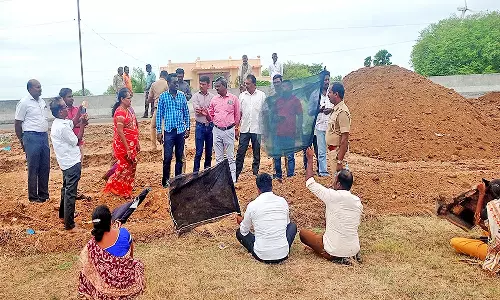 நான்குவழிச்சாலைக்கு கையகப்படுத்திய நிலத்திற்கு இழப்பீடு கோரி குடும்பத்துடன் கருப்புக்கொடியேந்தி வக்கீல் தர்ணா