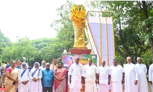 வ.உ.சி. - அன்னை தெரசா சிலைகளுக்கு கவர்னர் தமிழிசை, முதல்-அமைச்சர் ரங்கசாமி மாலை