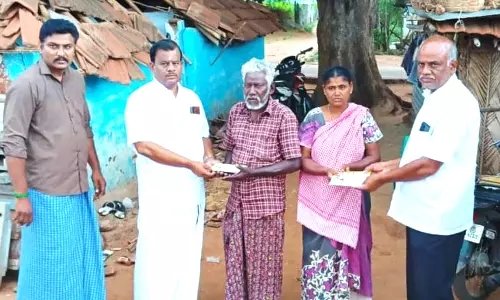 தொண்டாமுத்தூர் அருகே குட்டியுடன் புகுந்த யானை 2 வீடுகளை சேதப்படுத்தியது