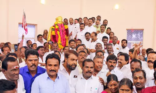 நெல்லையில் வ.உ.சி. சிலைக்கு அரசியல் கட்சியினர் மரியாதை