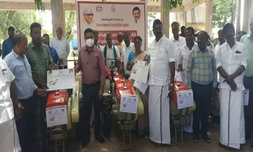 உளுந்தூர்பேட்டை வேளாண்மை விரிவாக்க மையத்தில்  மானிய விைலயில் விவசாயிகளுக்கு உபகரணங்கள் கலெக்டர், எம்.எம்.ஏ வழங்கினார்