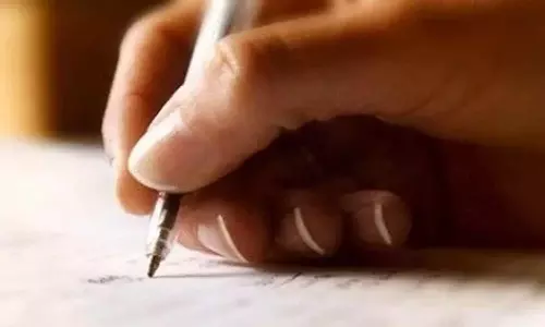 அரசு பள்ளியில் தேர்வு அறையில் தூங்கிய மாணவரை எழுப்பிய ஆசிரியரின் மூக்கு உடைப்பு