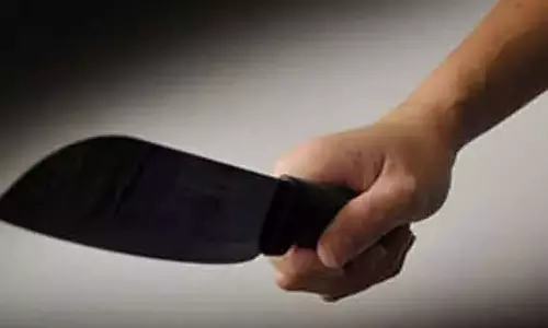 தாய்மாமனை கத்தியால் வெட்டிய வாலிபர் கைது