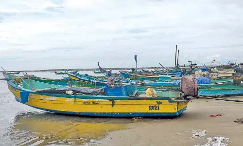 5 ஆயிரம் மீனவர்கள் 2-வது நாளாக கடலுக்கு செல்லவில்லை