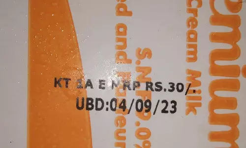 ஆவின் பால் பழைய பாக்கெட்டுகளை விற்பனை செய்ததாக புகார்- ஊழியர்கள் மீது நடவடிக்கை