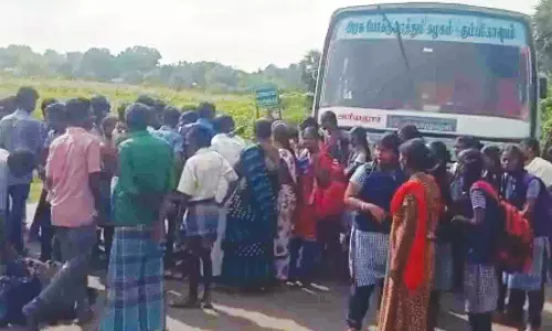 பஸ்சை சிறைபிடித்து மாணவர்கள் போராட்டம்