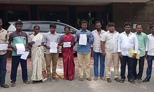 பையர்நத்தம் பகுதியில் தார்சாலை அமைக்க கோரி, மலை கிராம மக்கள்  மனு