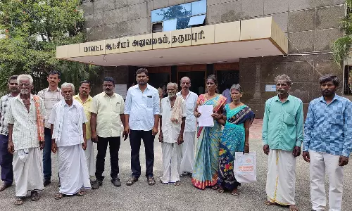 சில்லார அள்ளி கிராமத்தில் வீடுகளுக்கு முன் குப்பையை கொட்டிய பஞ்சாயத்து தலைவர் மீது   கிராம மக்கள் புகார்