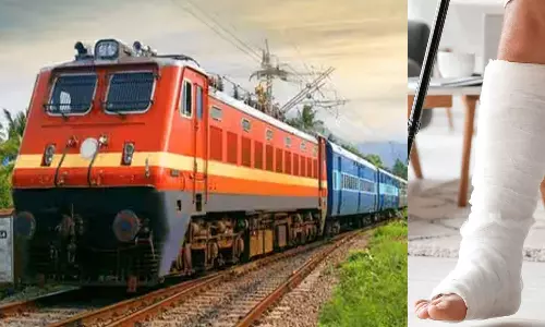 ரெயிலில் சிக்கி தொழிலாளி கால் துண்டானது