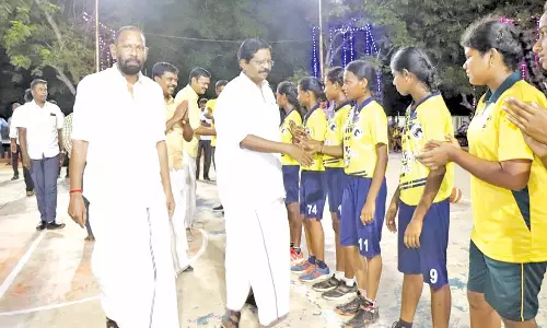 பள்ளி மாணவிகள் அணிகளுக்கு இடையேயான கூடைப்பந்து போட்டி