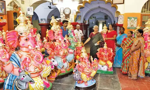 காகித கூழால் தயாரிக்கப்பட்ட விநாயகர் சிலைகள் விற்பனை மும்முரம்