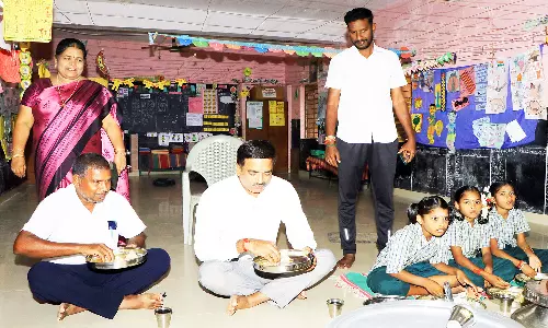 மாணவர்களுடன் அமர்ந்து காலை உணவு சாப்பிட்ட கலெக்டர்