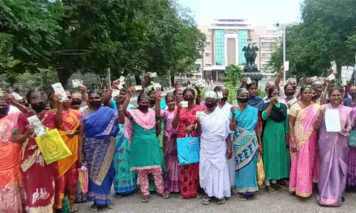 இடிக்கப்பட்ட வீடுகளுக்கு மாற்று இடம் ஒதுக்கக்கோரி ரேஷன், ஆதார் கார்டுகளை திரும்ப ஒப்படைக்க வந்த பொதுமக்கள்