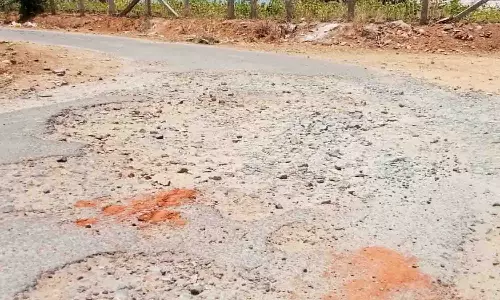 உடுமலை அருகே சேதமடைந்த கிராம சாலையை சீரமைக்க   கோரிக்கை