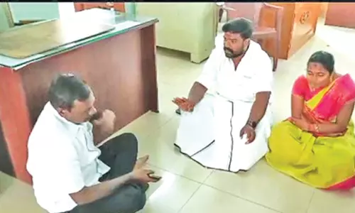 தி.மு.க. பெண் கவுன்சிலர் கணவருடன் உள்ளிருப்பு போராட்டம்