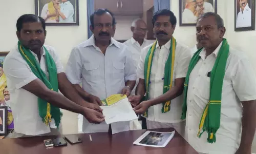 மதுபானங்களை இரும்பு டின்களில் வழங்க விவசாயிகள் கோரிக்கை