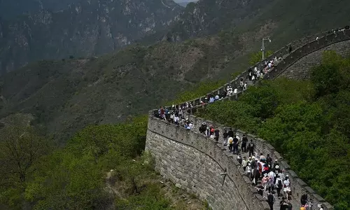 சீனப் பெருஞ்சுவரை சேதப்படுத்திய 2 பேர் கைது