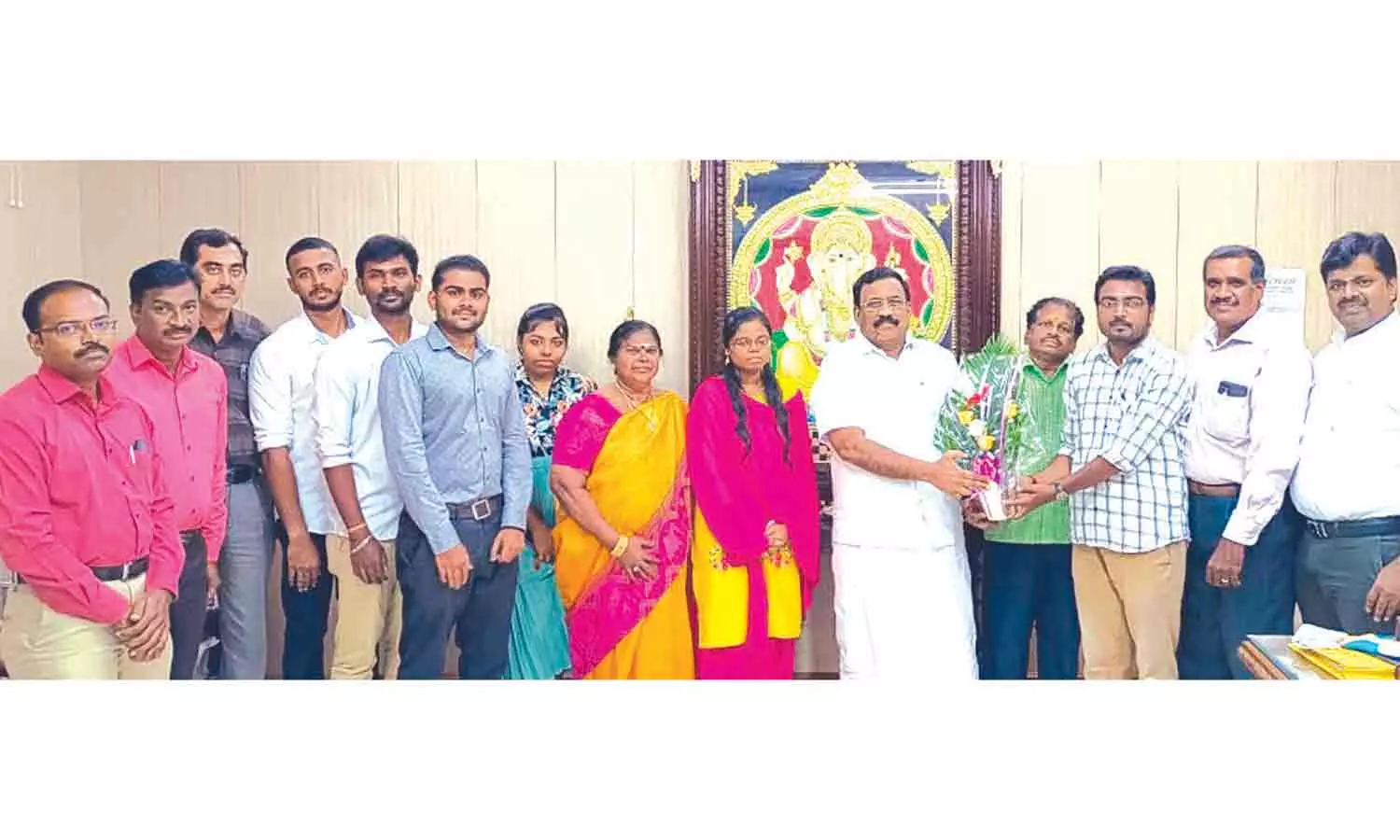 விவேகானந்தா கல்வி அறக்கட்டளை மாணவா்களுக்கு பாராட்டு விவேகானந்தா கல்வி அறக்கட்டளை மாணவா்களுக்கு பாராட்டு