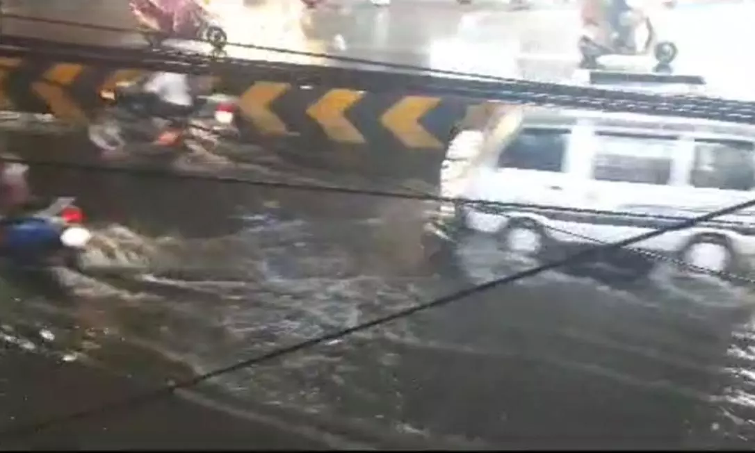 தருமபுரி,கிருஷ்ணகிரி மாவட்டங்களில் இடி மின்னலுடன் கனமழை கொட்டி தீர்த்தது தருமபுரி,கிருஷ்ணகிரி மாவட்டங்களில் இடி மின்னலுடன் கனமழை கொட்டி தீர்த்தது