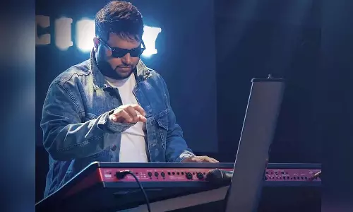 தந்தையை இழந்த இளம் பாடகி.. ஆறுதல் சொல்லி தேற்றிய தமன்