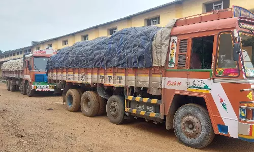 ஆந்திராவுக்கு லாரியில் கடத்த முயன்ற 50 டன் ரேசன் அரிசி பறிமுதல்
